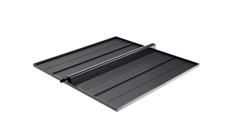 Ein Modul der UVF-Serie liegt mit dem Display nach unten. So sind das Gehäuse aus Metall, die Stabverbindungen und die Technikbox in der Mitte gut erkennbar. Durch die einzelnen waagrechten LED-Streben wirken die Module luftig und transparent.