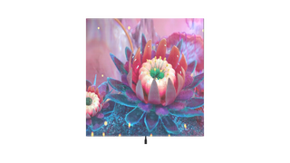 Der halbtransparente Display zeigt eine Fotografie einer künstlichen Seerose in den Farben lila, pink, blau und weiß. Die Blume ist halb geöffnet, der darin hervorragende Stempel wird präsentiert. Im Hintergrund sind weitere Blumen verschwommen abgebildet